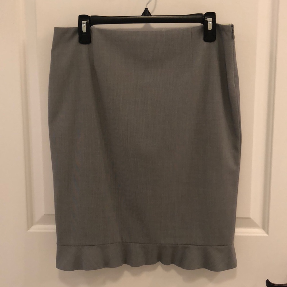 Elie Tahari gray pencil skirt w/ ruffle hem. Sz 8